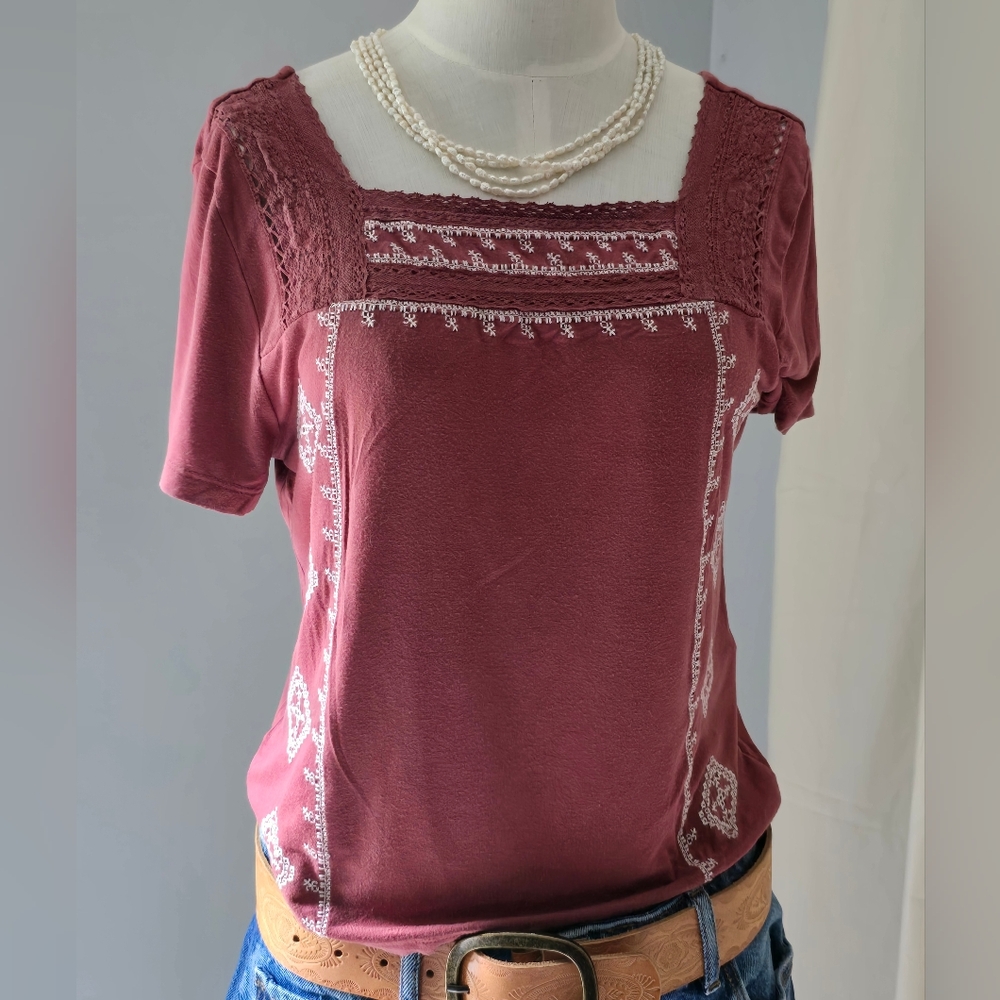 American Eagle Elegant Mauve Embroidered Women's Top Size Medium